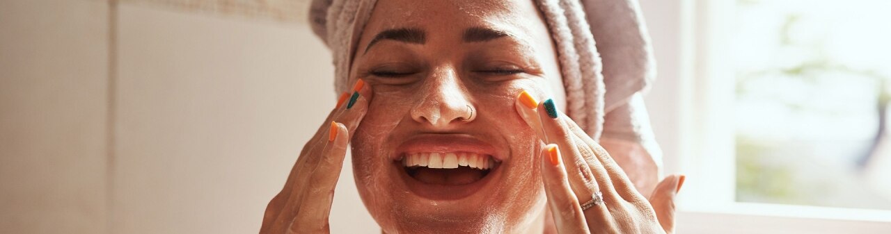 spa-en-casa mujer dándose un masaje facial en casa